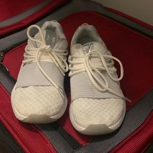 Womens 6.5 under Armour shoes white